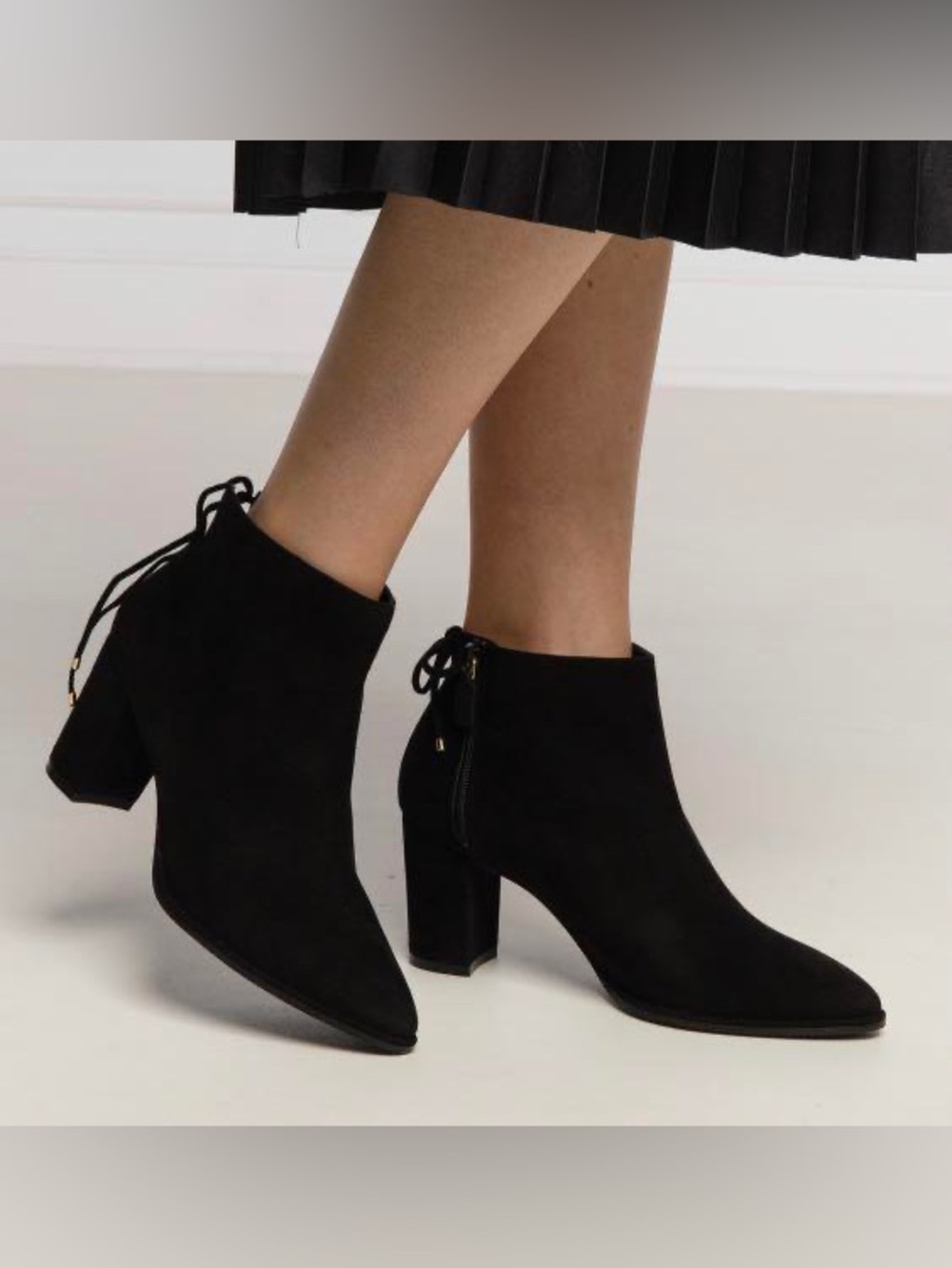 NIB Modcloth Autumn Black Suede Ankle Booties with Block Heel Size 8